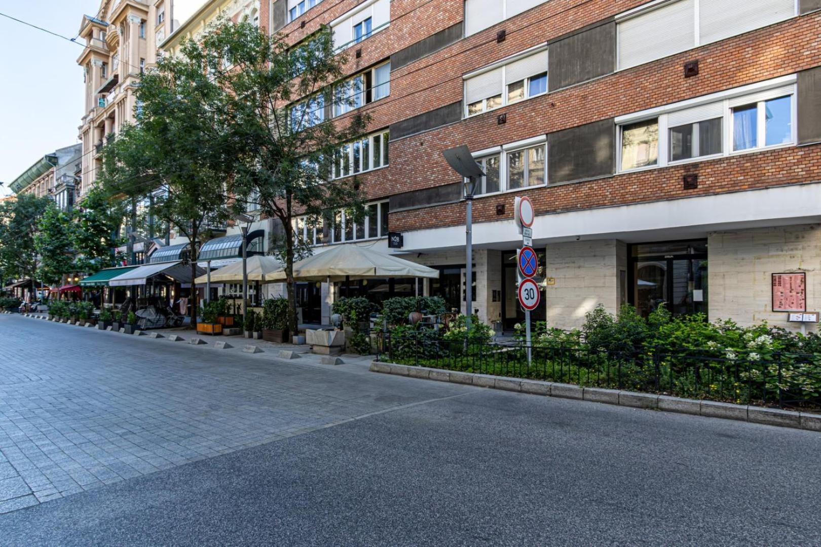 Oasis Apartment On The Broadway With Ac Budapest Eksteriør billede