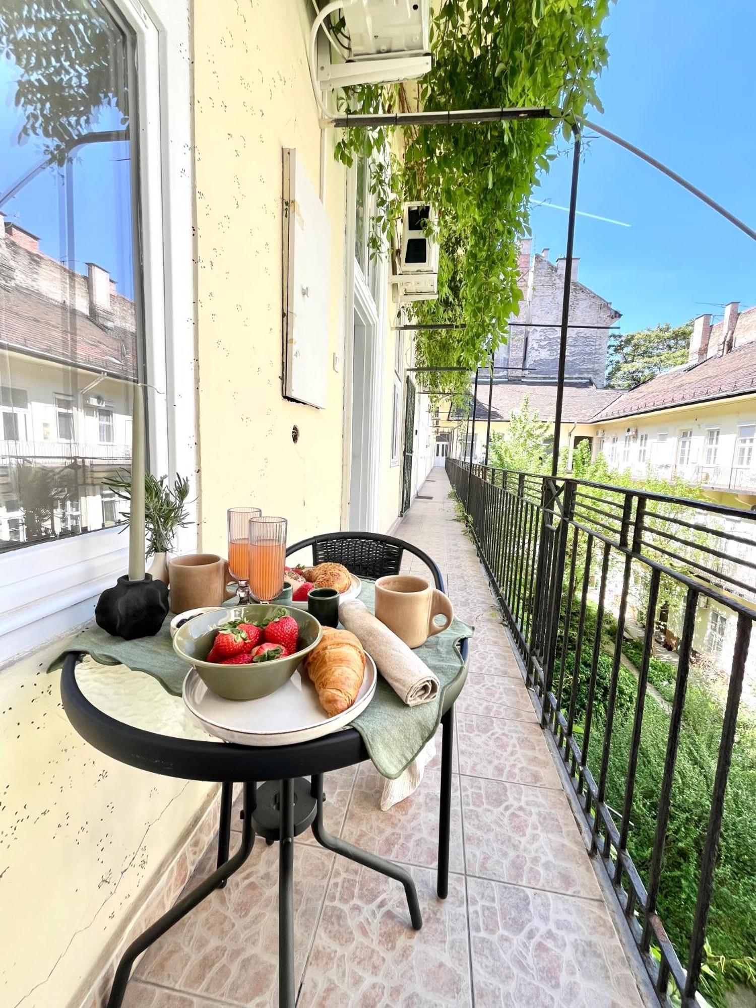 Oasis Apartment On The Broadway With Ac Budapest Eksteriør billede